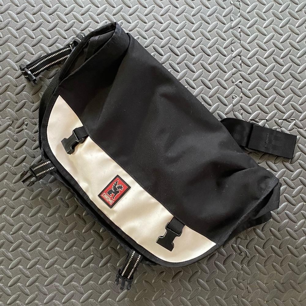 🎀 Chrome Messenger Bag